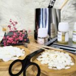 Matériel présenté lors de l'atelier création bougie : thermomètre, balance de précision, parfums de Grasse, cires végétales.