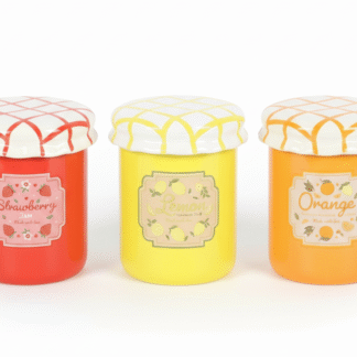 Trois brûle-parfums pots de confiture vintage côte à côte : fraise rouge, lemon curd jaune et marmelade orange avec couvercles vichy